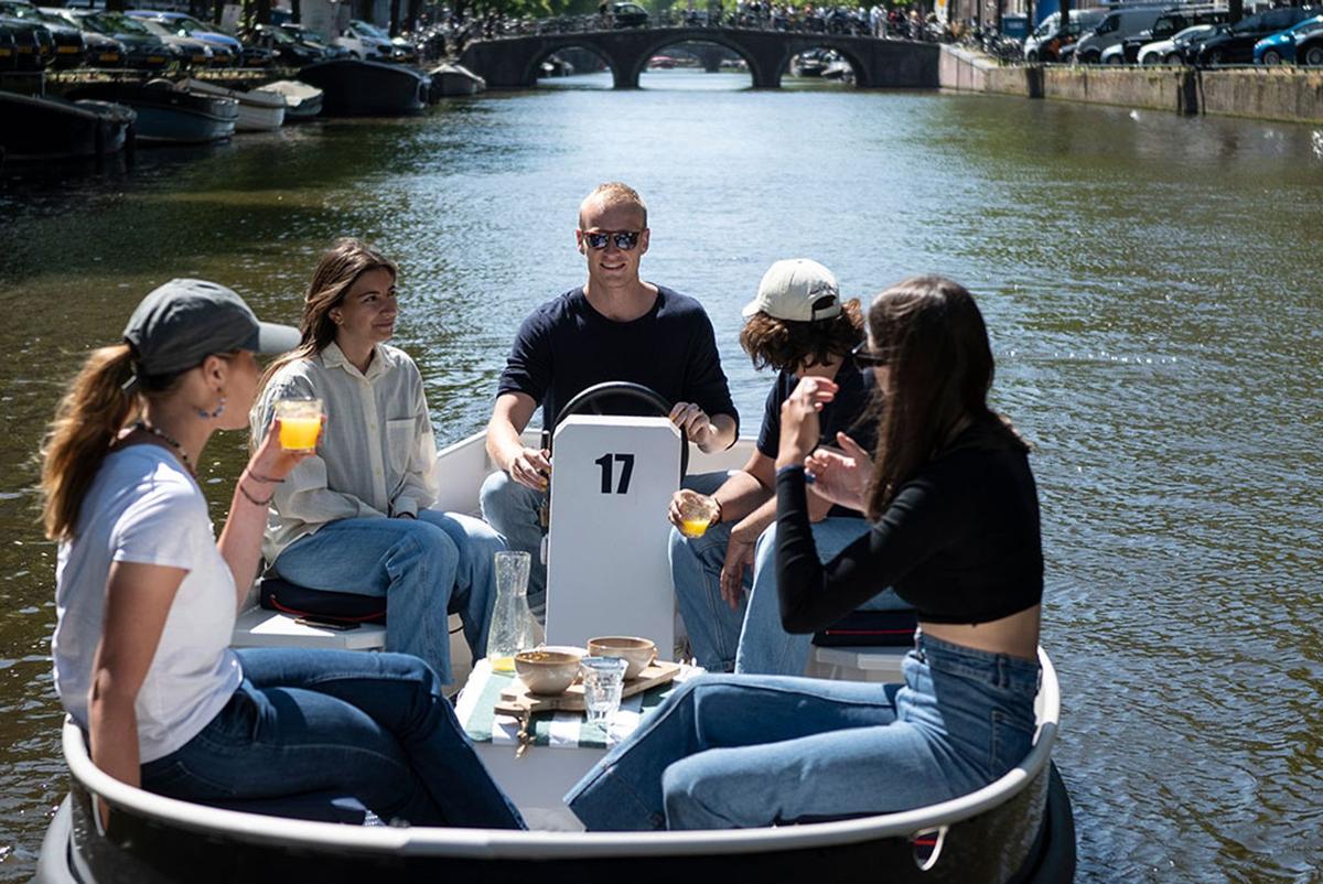 Canal Motorboats · Zelf varen sloep (8 personen)
