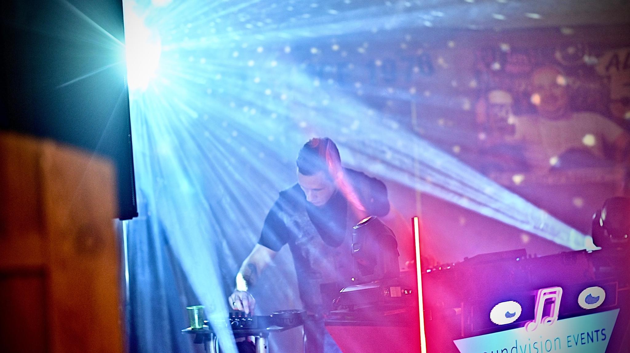 DJ Tonicity – Allround DJ voor clubs, festivals, corporate events, en diverse allround club sound settings.