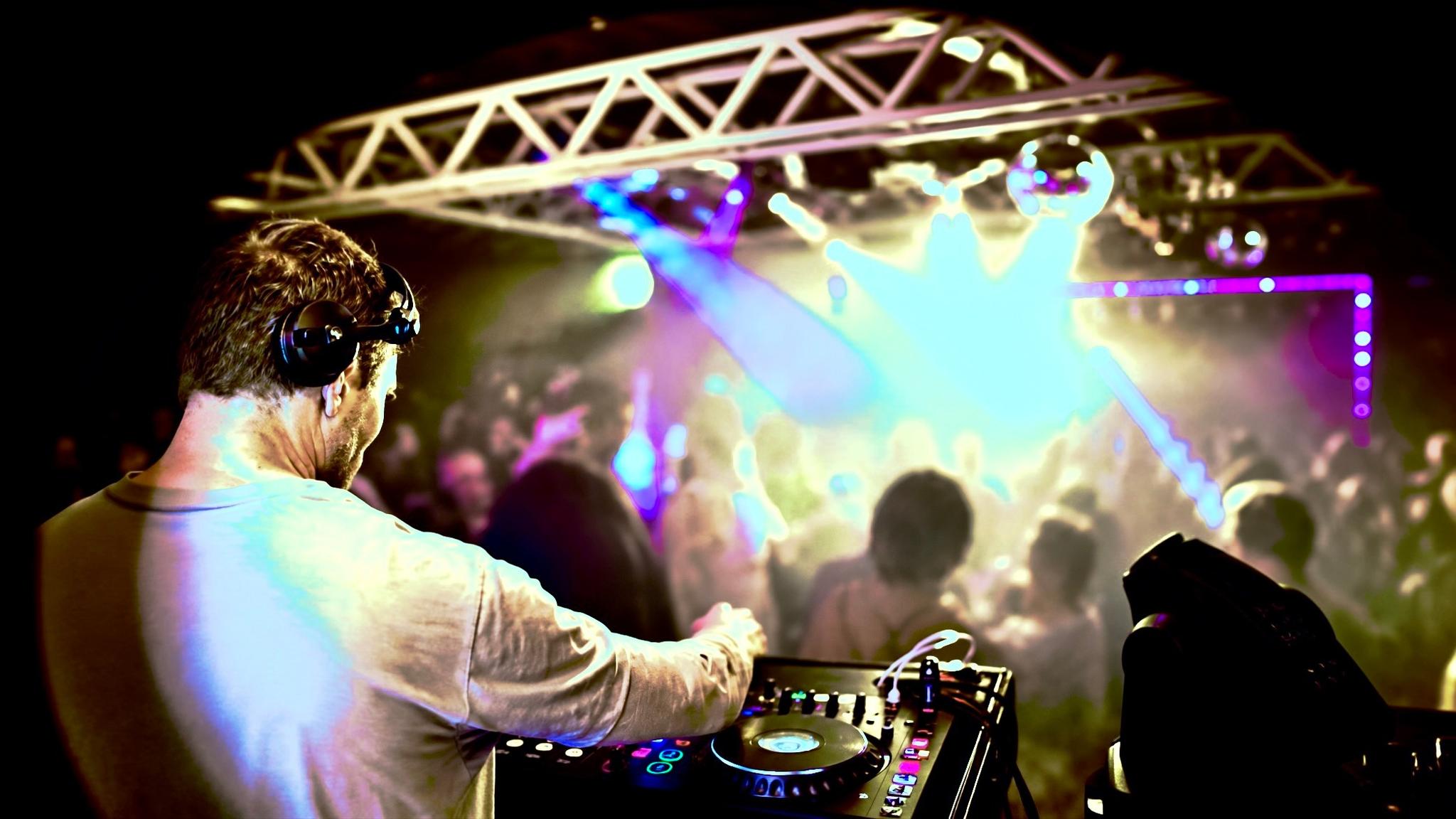 DJ Tonicity – Allround Club DJ voor Bruiloft , corporate events, festivals en diverse allround club-energy settings., foto 2
